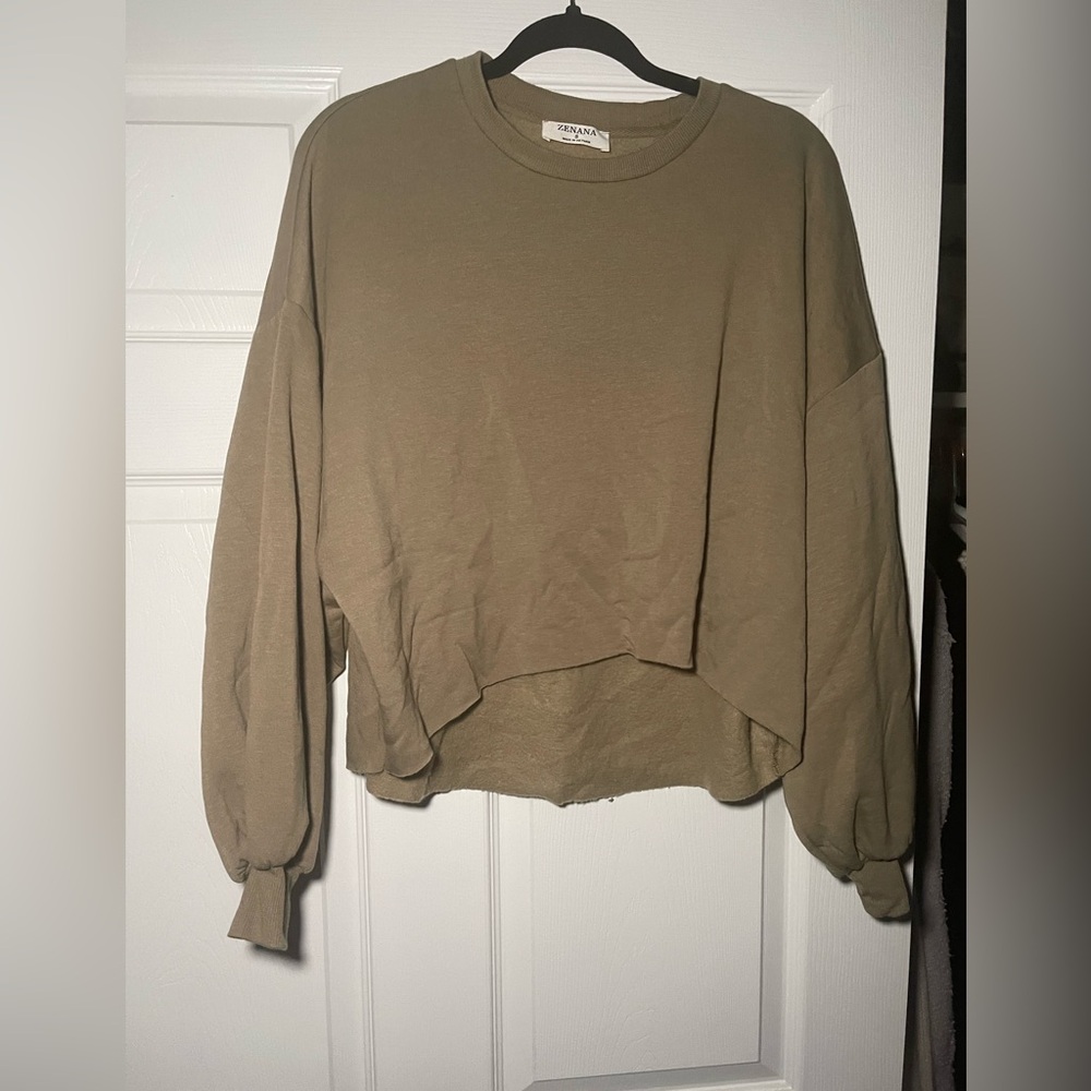 Zenana Outfitters Olive/Tan Sweatshirt size S cropped Crewneck, high-low cut